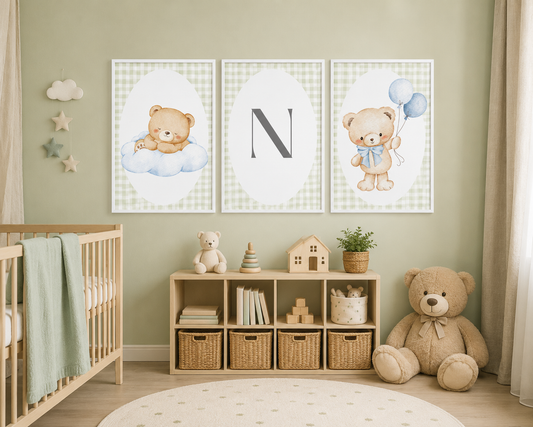 Set 3 tablouri personalizate pentru camera bebelușului – Ursuleți & Inițială