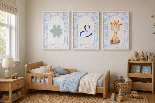 Set 3 tablouri pentru cameră băiat Girafă & Inițială
